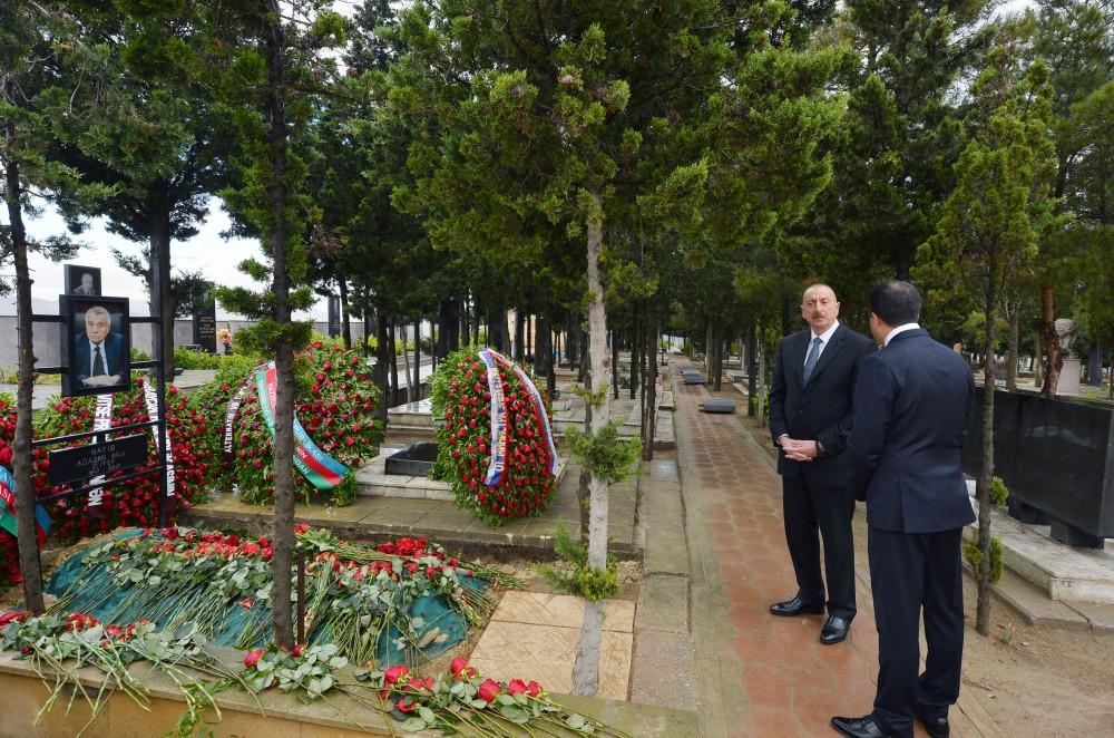 Prezident İlham Əliyev mərhum energetika naziri Natiq Əliyevin məzarını ziyarət edib (FOTO)