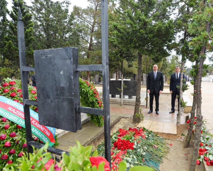 Prezident İlham Əliyev mərhum energetika naziri Natiq Əliyevin məzarını ziyarət edib (FOTO)