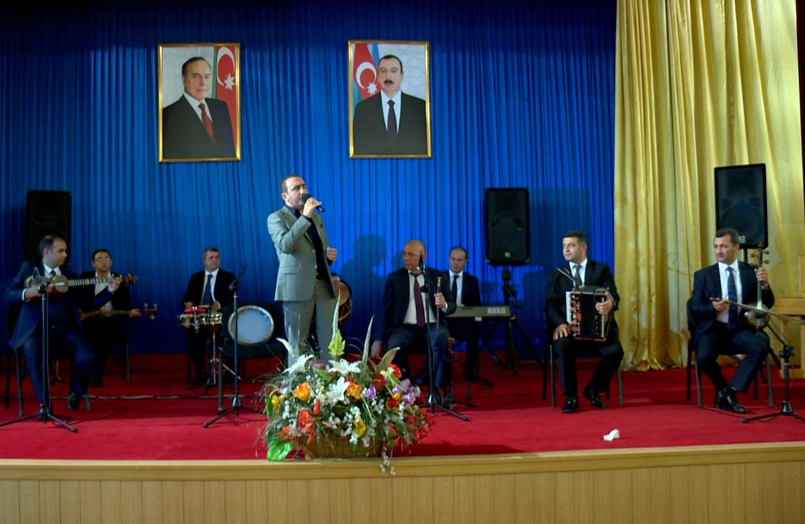 Ağsuda Qurtuluş gününə həsr olunmuş konsert keçirilib (FOTO)