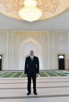 Prezident İlham Əliyev Cocuq Mərcanlıda tikilmiş məsciddə yaradılan şəraitlə tanış olub (FOTO)