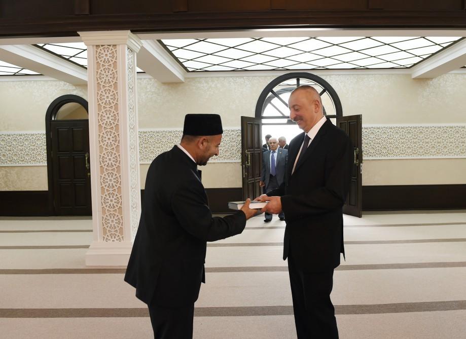 Prezident İlham Əliyev Cocuq Mərcanlıda tikilmiş məsciddə yaradılan şəraitlə tanış olub (FOTO)