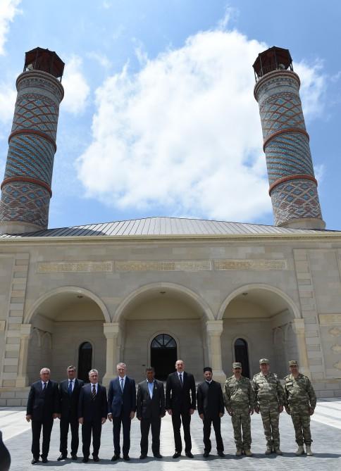 Prezident İlham Əliyev Cocuq Mərcanlıda tikilmiş məsciddə yaradılan şəraitlə tanış olub (FOTO)