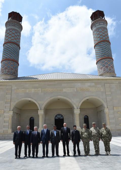 Prezident İlham Əliyev Cocuq Mərcanlıda tikilmiş məsciddə yaradılan şəraitlə tanış olub (FOTO)