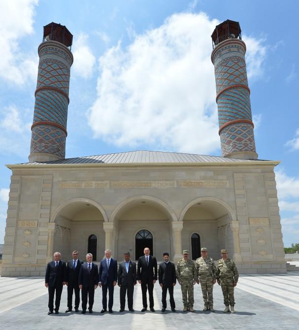 Prezident İlham Əliyev Cocuq Mərcanlıda tikilmiş məsciddə yaradılan şəraitlə tanış olub (FOTO)