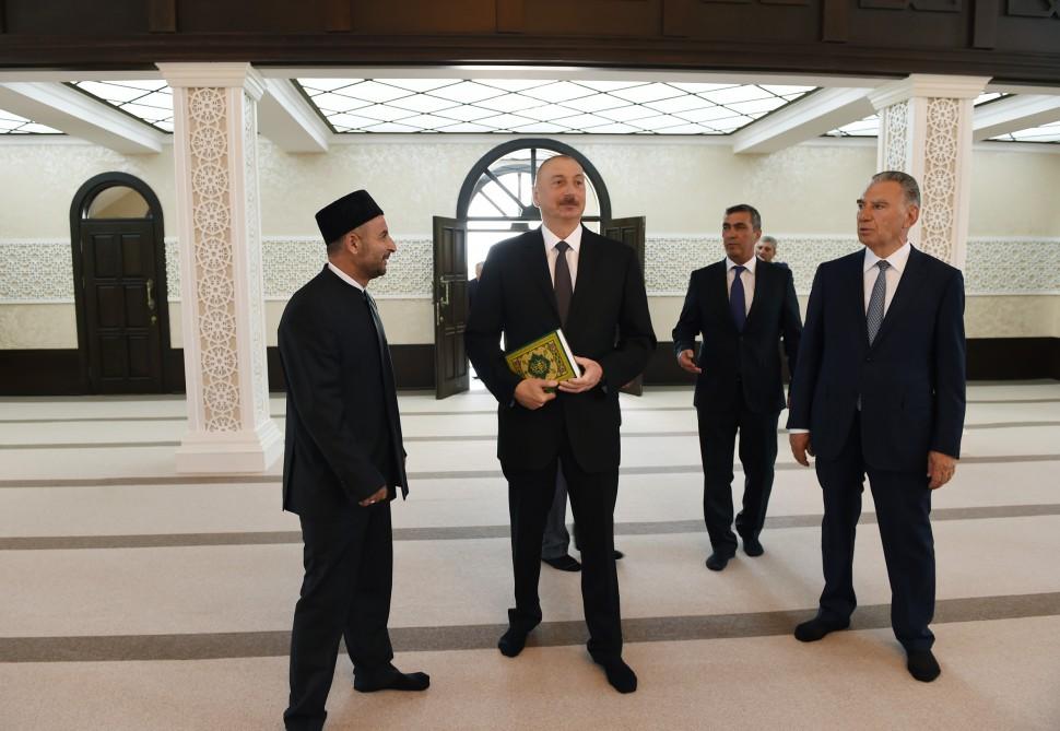 Prezident İlham Əliyev Cocuq Mərcanlıda tikilmiş məsciddə yaradılan şəraitlə tanış olub (FOTO)