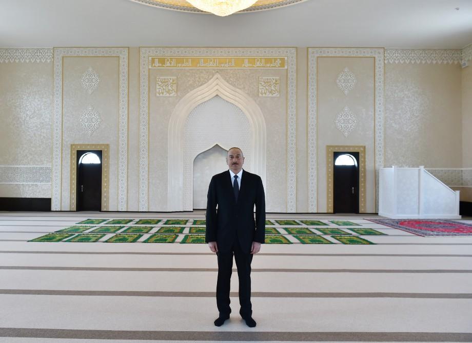 Prezident İlham Əliyev Cocuq Mərcanlıda tikilmiş məsciddə yaradılan şəraitlə tanış olub (FOTO)