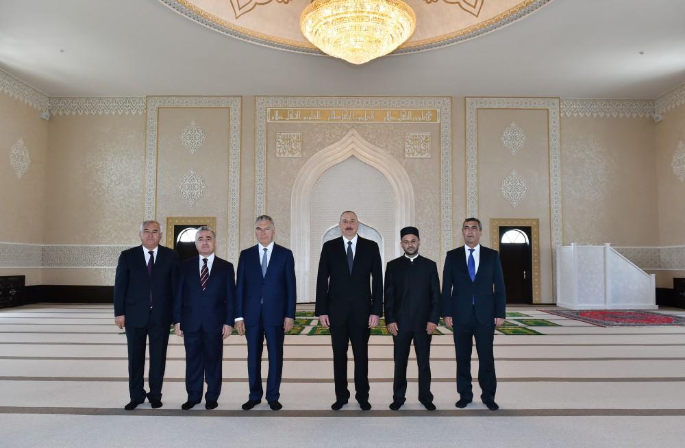 Prezident İlham Əliyev Cocuq Mərcanlıda tikilmiş məsciddə yaradılan şəraitlə tanış olub (FOTO)
