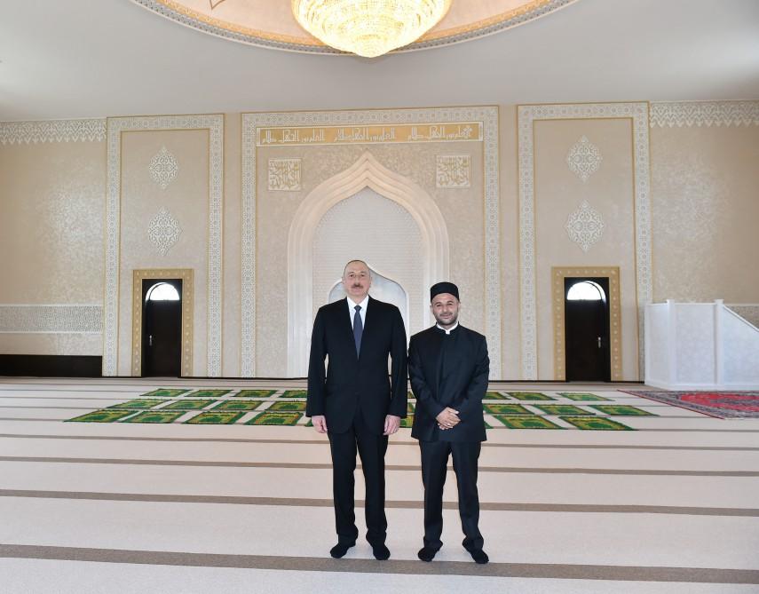 Prezident İlham Əliyev Cocuq Mərcanlıda tikilmiş məsciddə yaradılan şəraitlə tanış olub (FOTO)