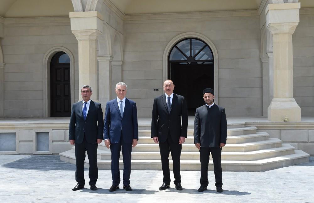 Prezident İlham Əliyev Cocuq Mərcanlıda tikilmiş məsciddə yaradılan şəraitlə tanış olub (FOTO)