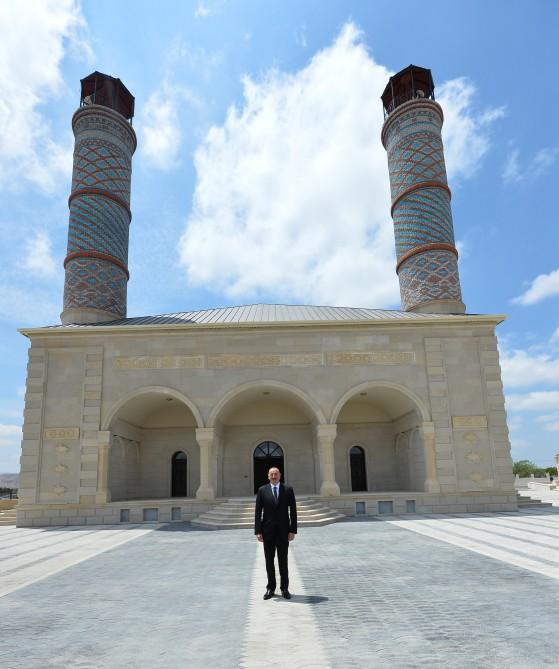 Prezident İlham Əliyev Cocuq Mərcanlıda tikilmiş məsciddə yaradılan şəraitlə tanış olub (FOTO)