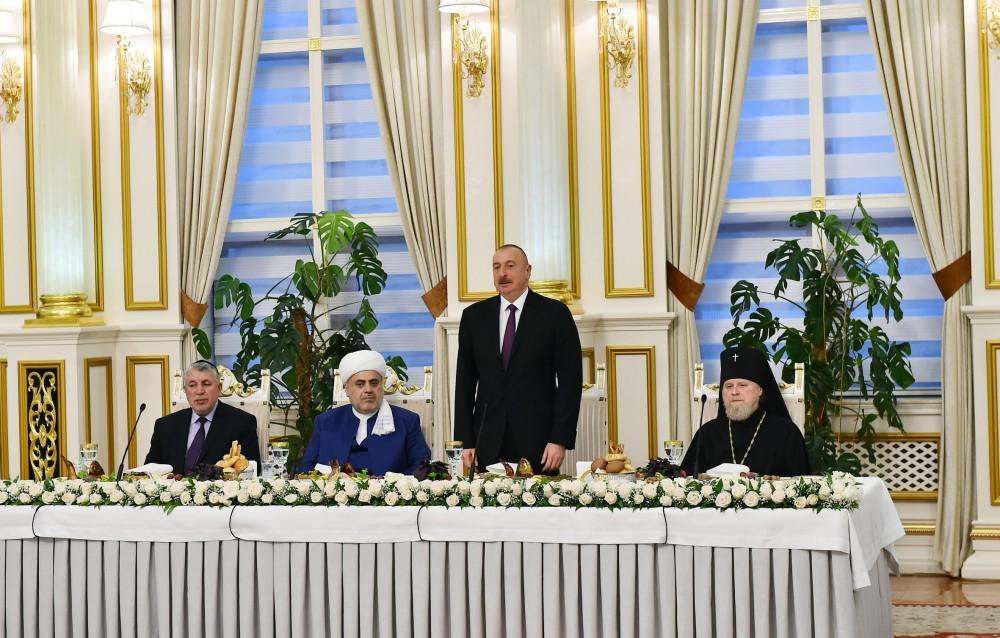 Prezident İlham Əliyev müqəddəs Ramazan ayı münasibətilə iftar mərasimində iştirak edib (FOTO) (Yenilənib 2)