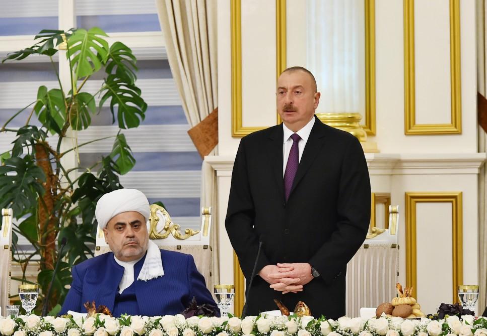 Prezident İlham Əliyev müqəddəs Ramazan ayı münasibətilə iftar mərasimində iştirak edib (FOTO) (Yenilənib 2)