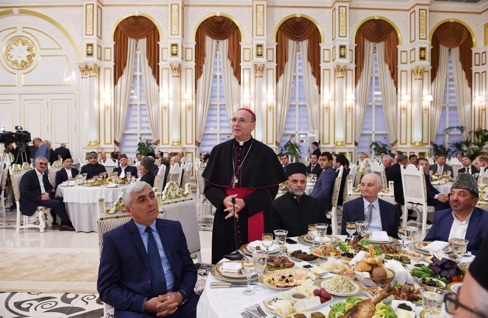 Prezident İlham Əliyev müqəddəs Ramazan ayı münasibətilə iftar mərasimində iştirak edib (FOTO) (Yenilənib 2)