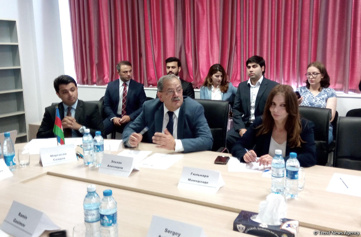 Bakıda ekspertlər Rusiya-Azərbaycan münasibətlərini müzakirə edir (FOTO)