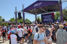 Bakıda "F1 Village" zonasında "Formula 1" pilotlarının avtoqraf-sessiyası FOTOLARDA