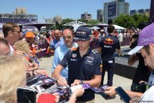 Bakıda "F1 Village" zonasında "Formula 1" pilotlarının avtoqraf-sessiyası FOTOLARDA