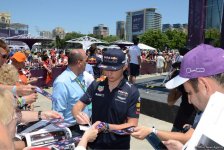 Bakıda "F1 Village" zonasında "Formula 1" pilotlarının avtoqraf-sessiyası FOTOLARDA