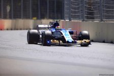 Formula 1 pilotlarının sonuncü sərbəst yürüşü başladı (FOTO)