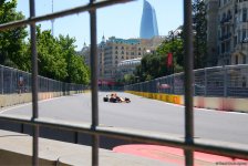 Formula 1 pilotlarının sonuncü sərbəst yürüşü başladı (FOTO)