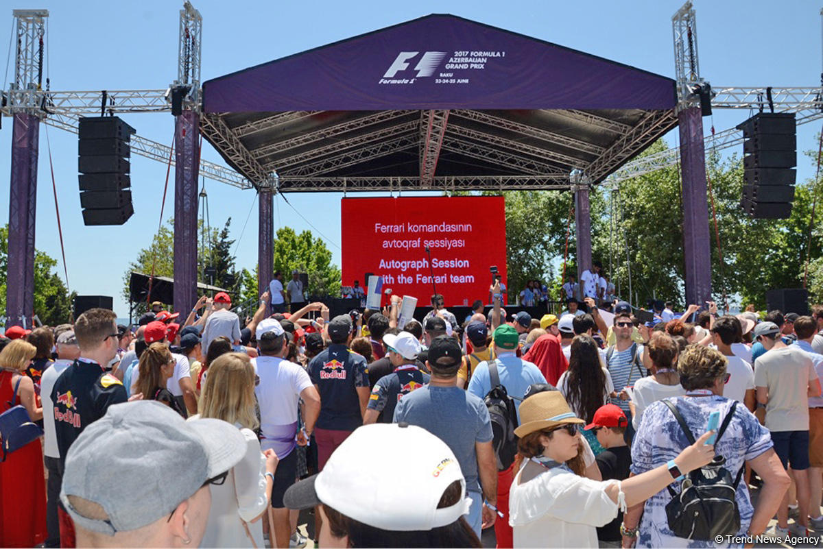 Bakıda "F1 Village" zonasında "Formula 1" pilotlarının avtoqraf-sessiyası FOTOLARDA