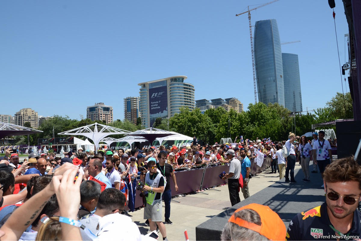 Bakıda "F1 Village" zonasında "Formula 1" pilotlarının avtoqraf-sessiyası FOTOLARDA