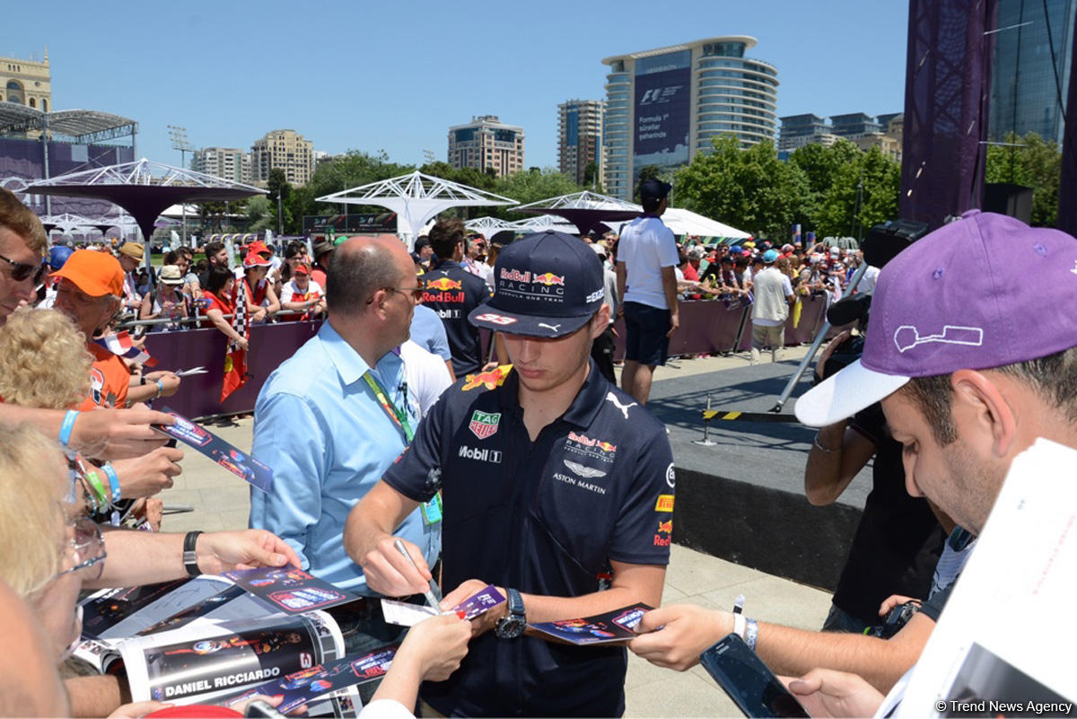 Bakıda "F1 Village" zonasında "Formula 1" pilotlarının avtoqraf-sessiyası FOTOLARDA