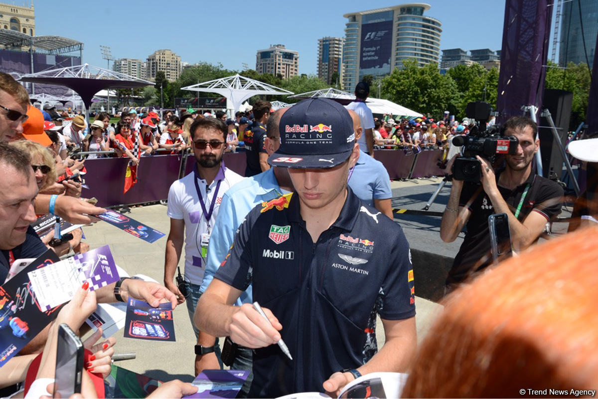 Bakıda "F1 Village" zonasında "Formula 1" pilotlarının avtoqraf-sessiyası FOTOLARDA