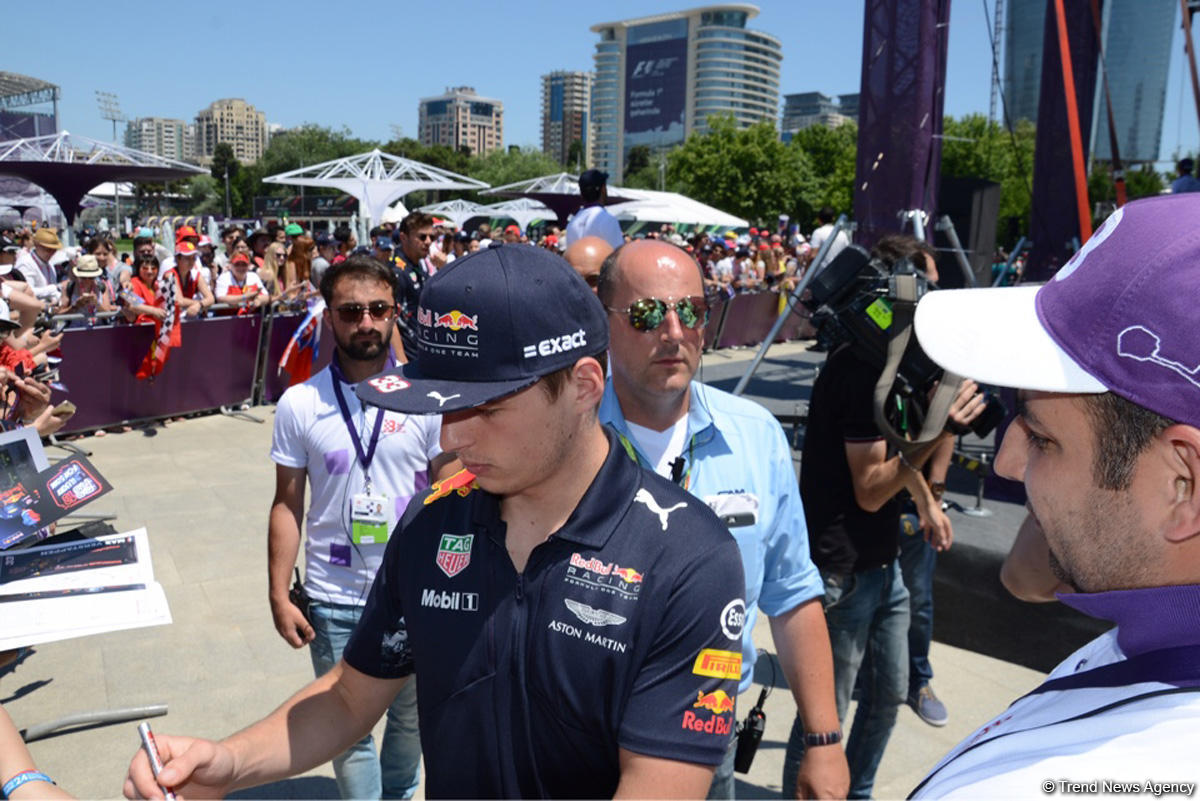 Bakıda "F1 Village" zonasında "Formula 1" pilotlarının avtoqraf-sessiyası FOTOLARDA
