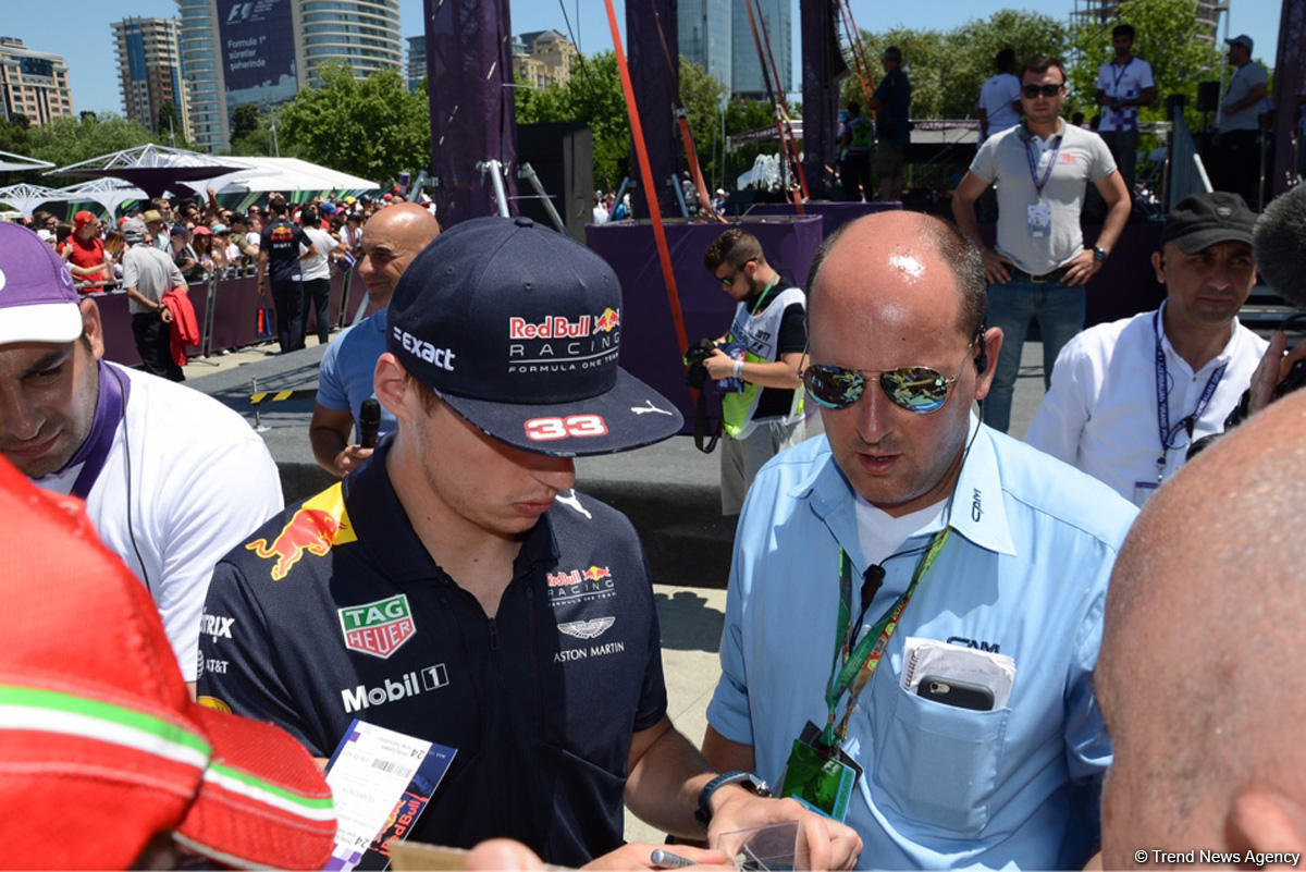 Bakıda "F1 Village" zonasında "Formula 1" pilotlarının avtoqraf-sessiyası FOTOLARDA