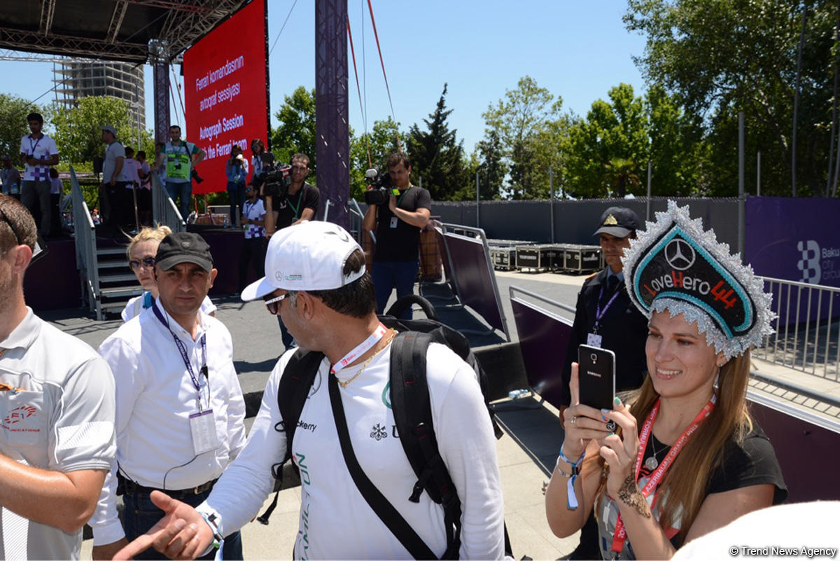 Bakıda "F1 Village" zonasında "Formula 1" pilotlarının avtoqraf-sessiyası FOTOLARDA