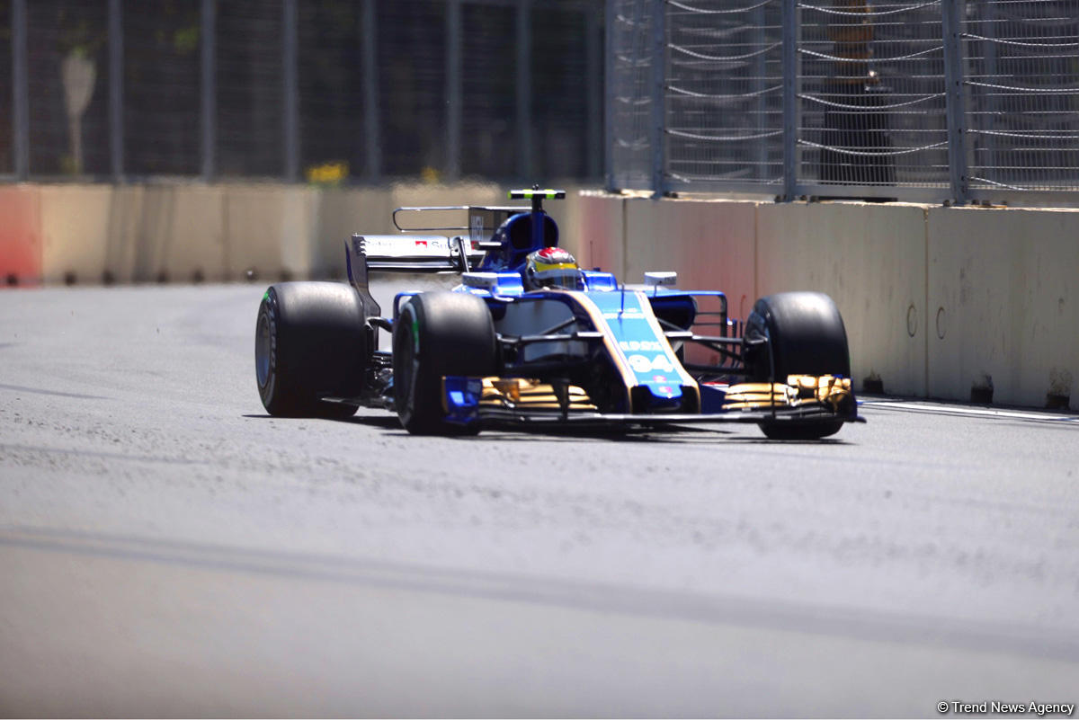 Formula 1 pilotlarının sonuncü sərbəst yürüşü başladı (FOTO)
