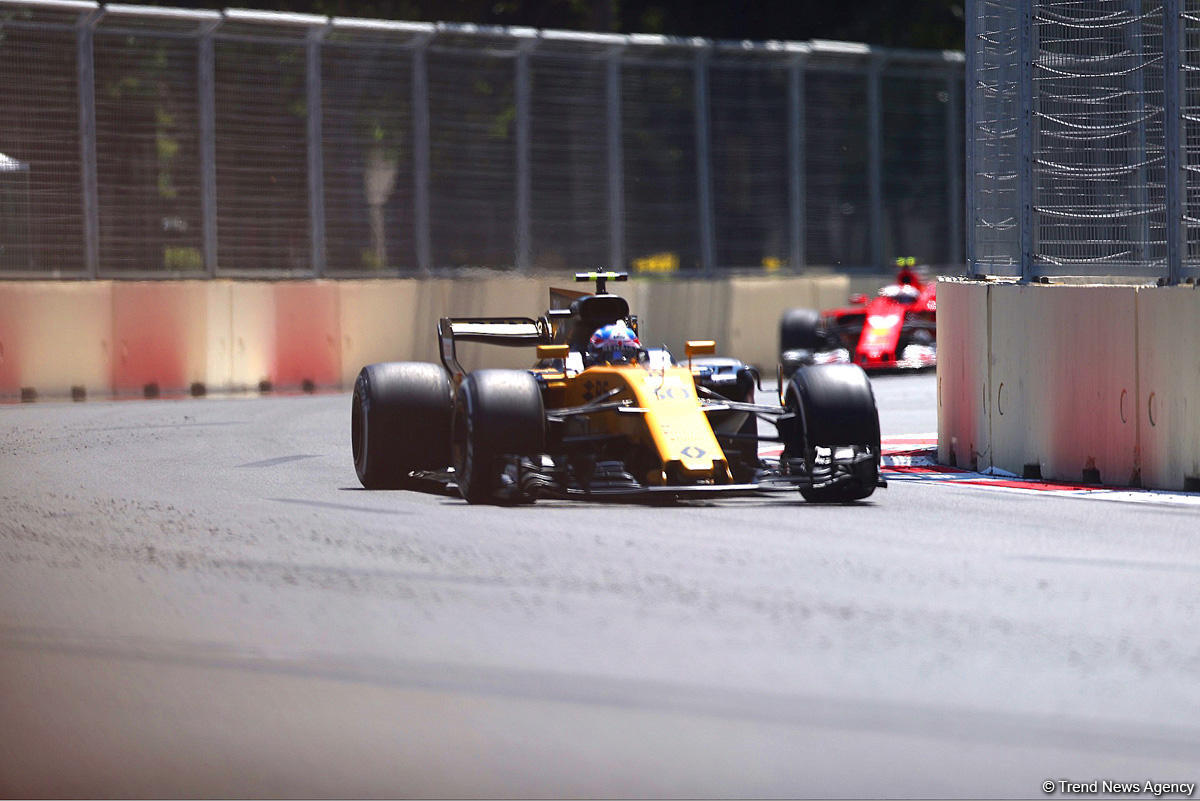 Formula 1 pilotlarının sonuncü sərbəst yürüşü başladı (FOTO)