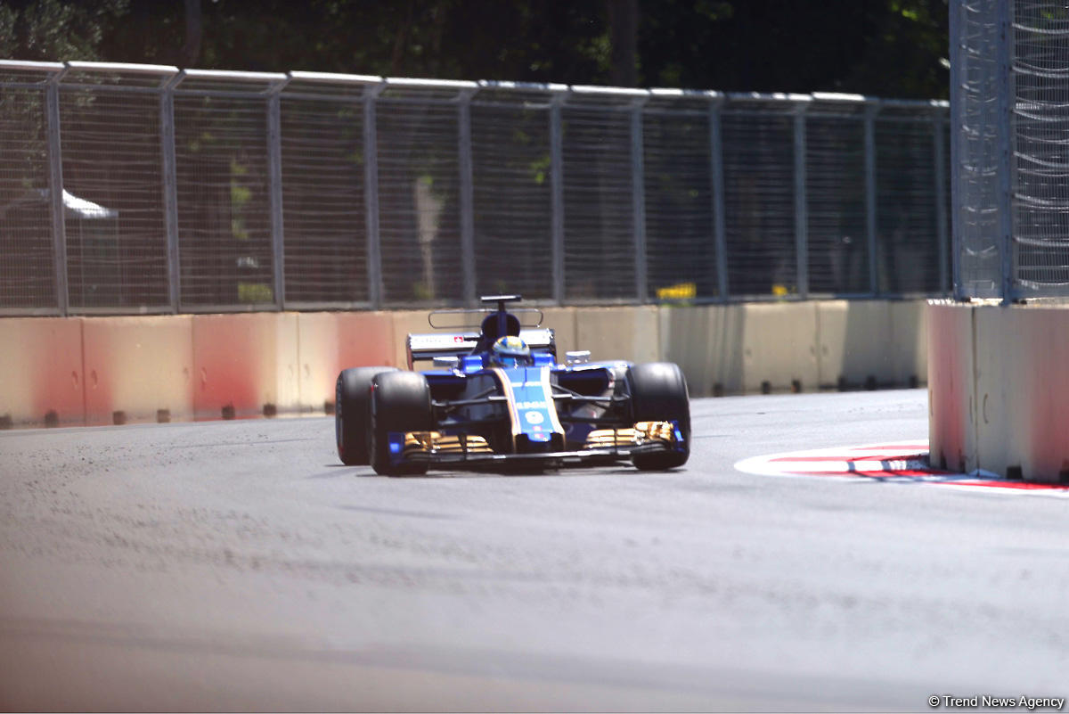 Formula 1 pilotlarının sonuncü sərbəst yürüşü başladı (FOTO)