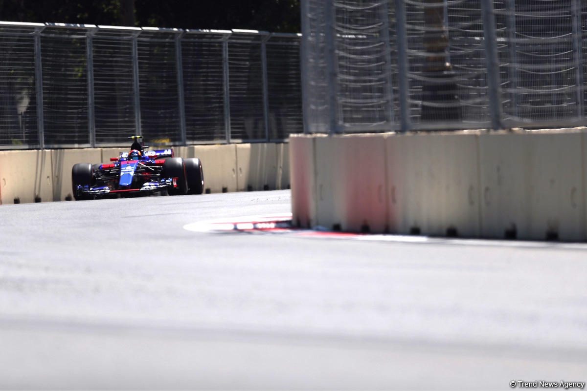 Formula 1 pilotlarının sonuncü sərbəst yürüşü başladı (FOTO)