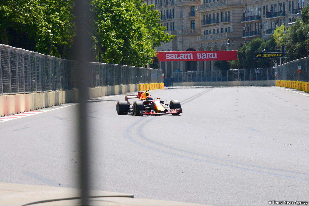 Formula 1 pilotlarının sonuncü sərbəst yürüşü başladı (FOTO)