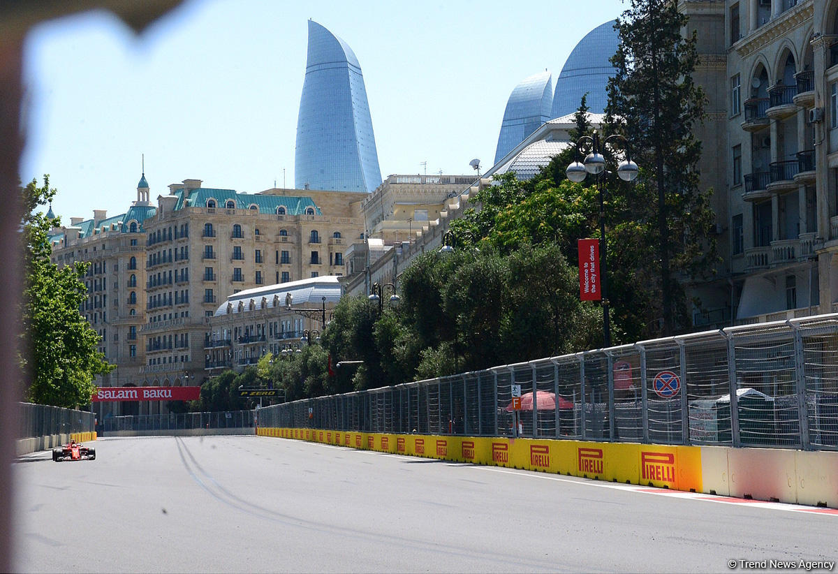 Formula 1 pilotlarının sonuncü sərbəst yürüşü başladı (FOTO)