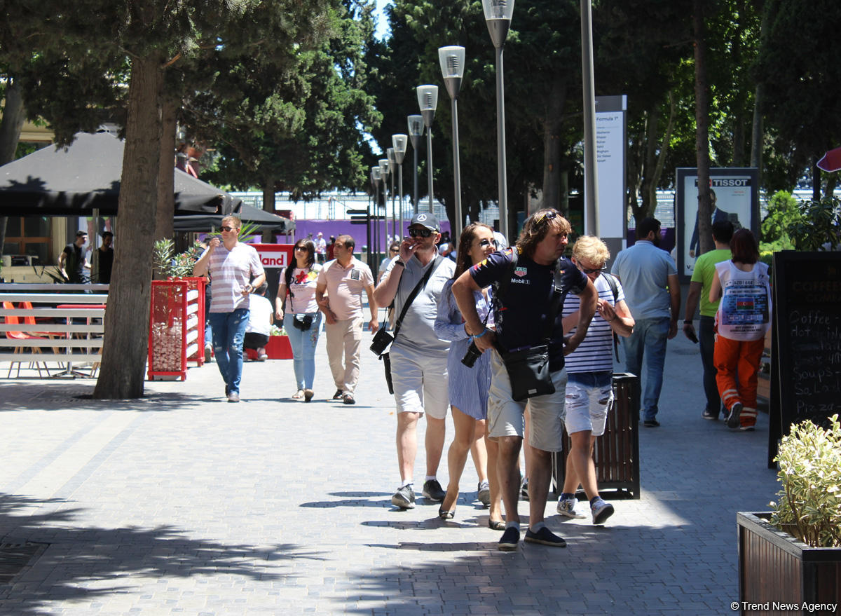 Formula 1 fanatları Bakının gəzməli yerlərini öyrənirlər (FOTO)