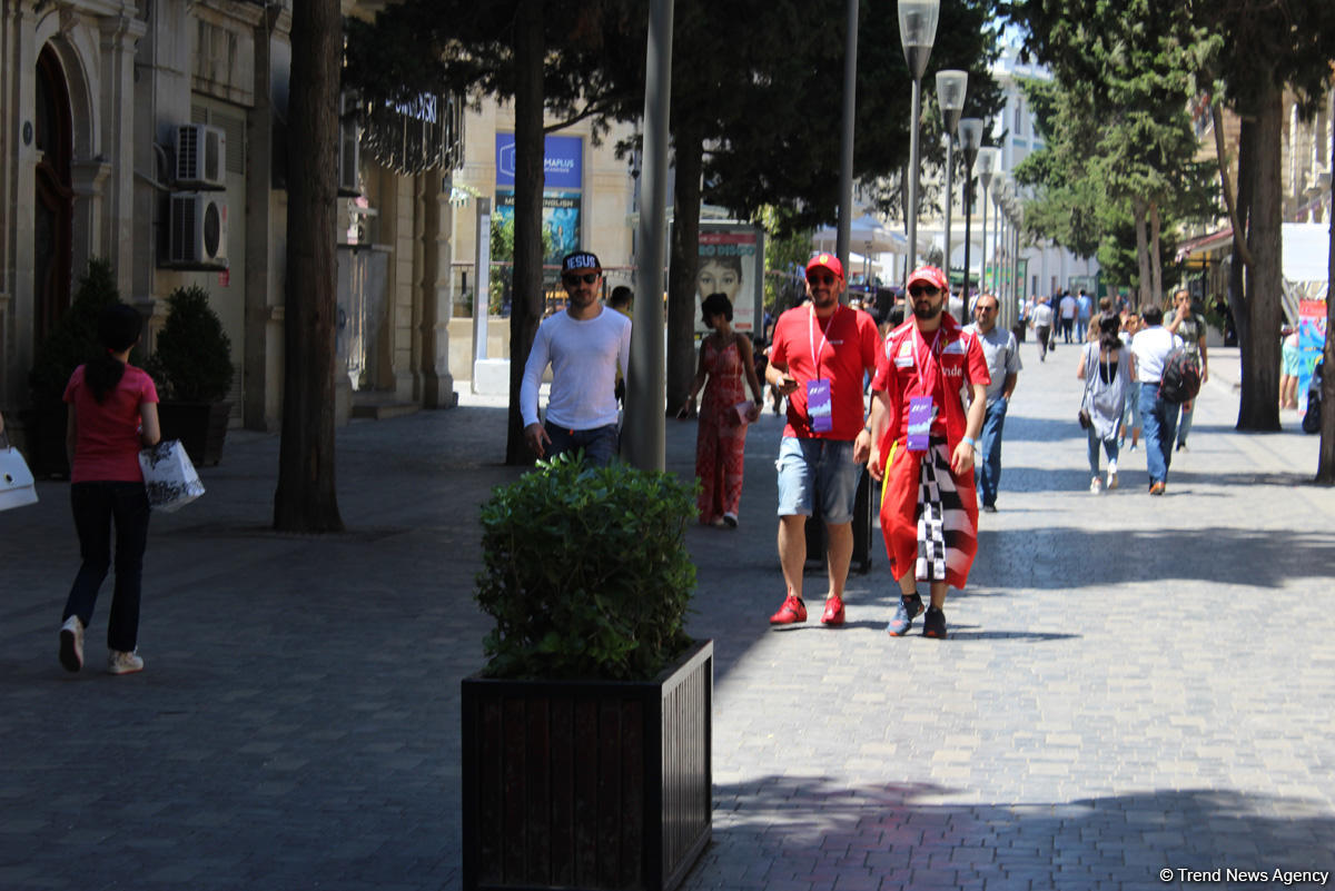 Formula 1 fanatları Bakının gəzməli yerlərini öyrənirlər (FOTO)