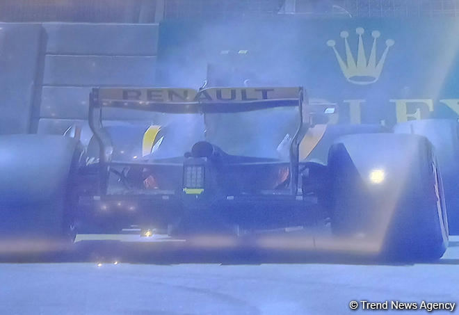 Formula 1 pilotunun bolidi yanıb