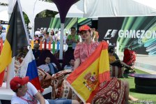 Bakıda "F1 Village" zonasında "Formula 1" pilotlarının avtoqraf-sessiyası FOTOLARDA