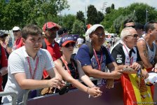 Bakıda "F1 Village" zonasında "Formula 1" pilotlarının avtoqraf-sessiyası FOTOLARDA