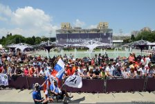 Bakıda "F1 Village" zonasında "Formula 1" pilotlarının avtoqraf-sessiyası FOTOLARDA