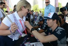 Bakıda "F1 Village" zonasında "Formula 1" pilotlarının avtoqraf-sessiyası FOTOLARDA