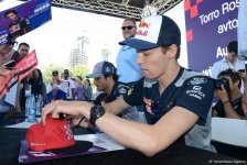 Bakıda "F1 Village" zonasında "Formula 1" pilotlarının avtoqraf-sessiyası FOTOLARDA