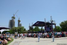 Bakıda "F1 Village" zonasında "Formula 1" pilotlarının avtoqraf-sessiyası FOTOLARDA