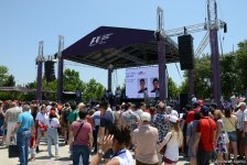Bakıda "F1 Village" zonasında "Formula 1" pilotlarının avtoqraf-sessiyası FOTOLARDA