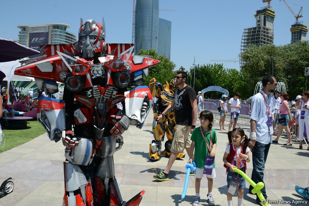 Bakıda "F1 Village" zonasında "Formula 1" pilotlarının avtoqraf-sessiyası FOTOLARDA