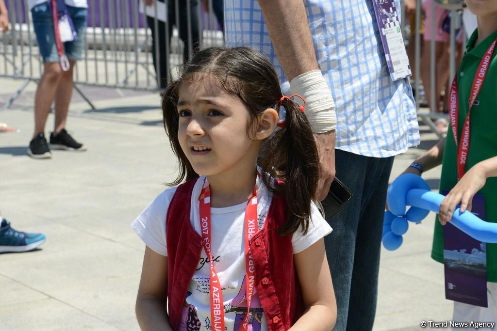 Bakıda "F1 Village" zonasında "Formula 1" pilotlarının avtoqraf-sessiyası FOTOLARDA