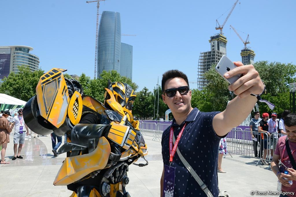 Bakıda "F1 Village" zonasında "Formula 1" pilotlarının avtoqraf-sessiyası FOTOLARDA