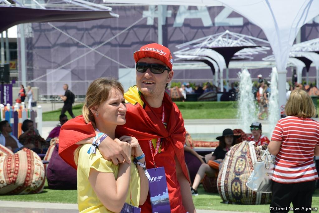 Bakıda "F1 Village" zonasında "Formula 1" pilotlarının avtoqraf-sessiyası FOTOLARDA